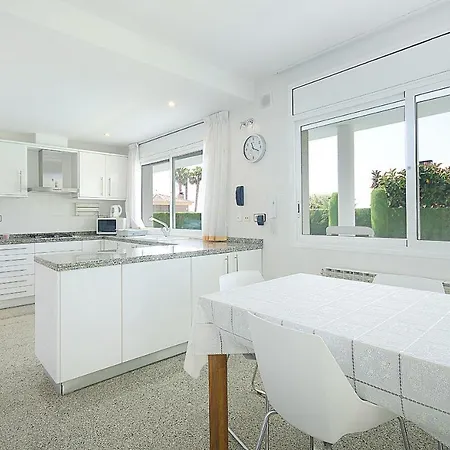 R11 Casa Blanca Con Gran Jardin Y Piscina Villa Calafell