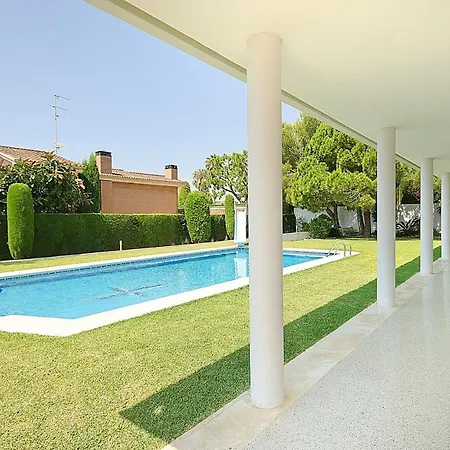 R11 Casa Blanca Con Gran Jardin Y Piscina