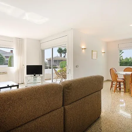 R11 Casa Blanca Con Gran Jardin Y Piscina Calafell