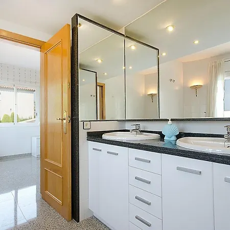 R11 Casa Blanca Con Gran Jardin Y Piscina Villa