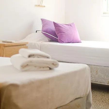 R11 Casa Blanca Con Gran Jardin Y Piscina *