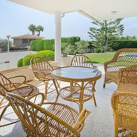R11 Casa Blanca Con Gran Jardin Y Piscina