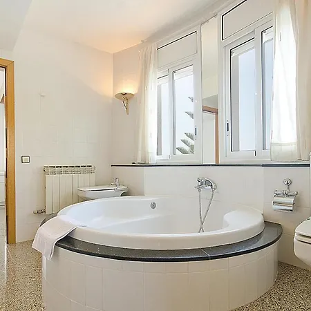 R11 Casa Blanca Con Gran Jardin Y Piscina Calafell